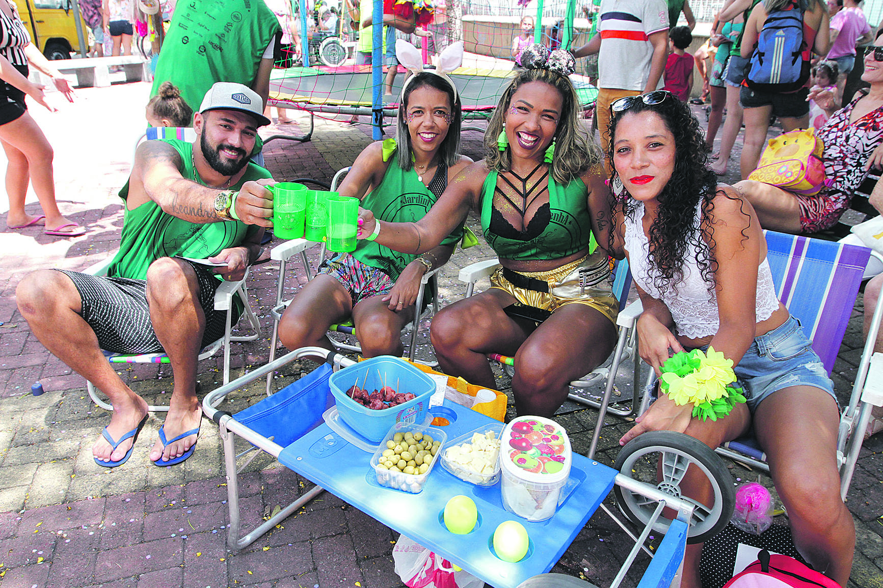 Os amigos Maicon, Alexandra, Leandra e Adriana: diversão no bloco (Foto: Fábio Nunes)