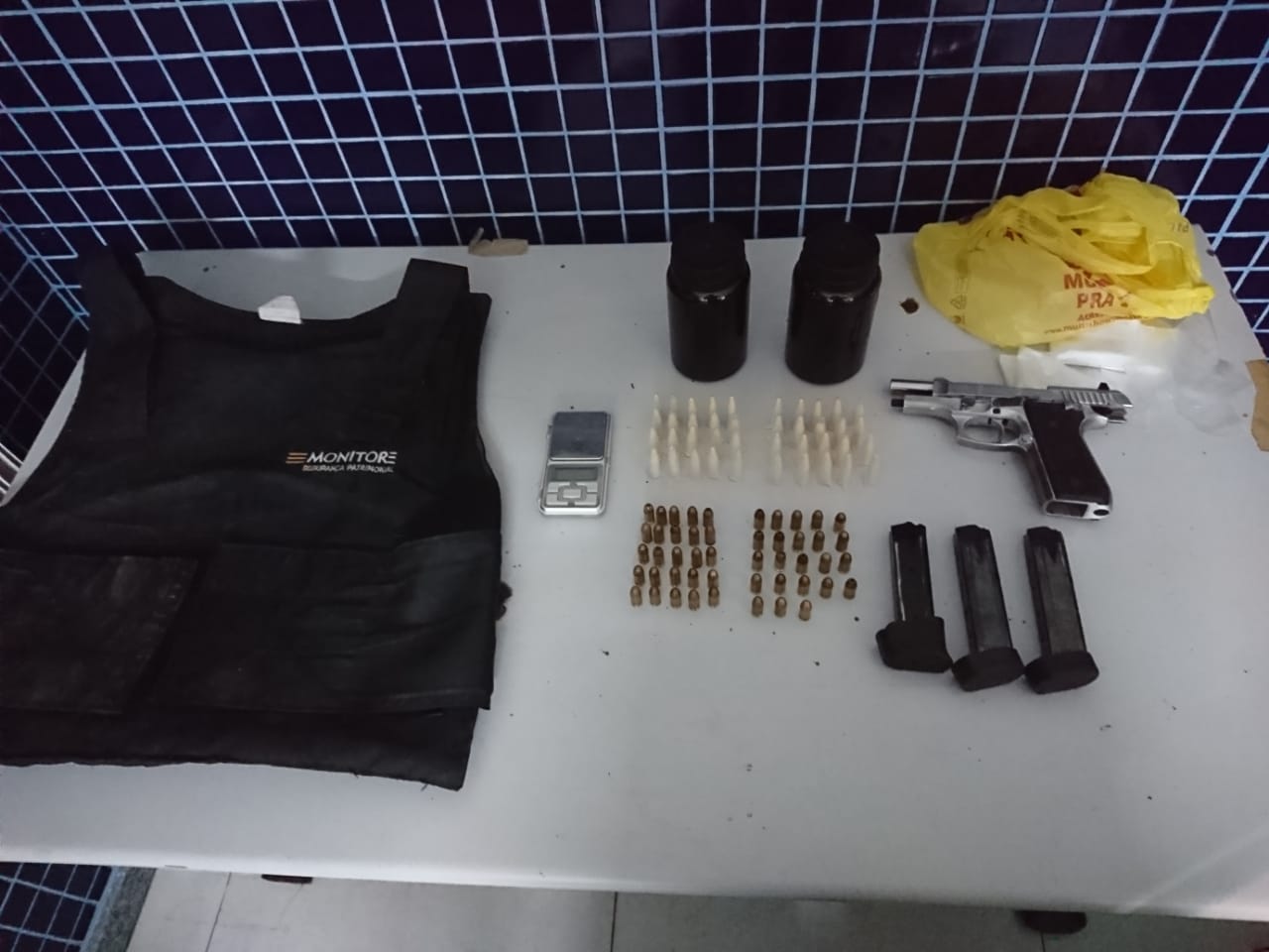 Alguns dos materiais apreendidos com Negueba (Foto: Divulgação/PMES)