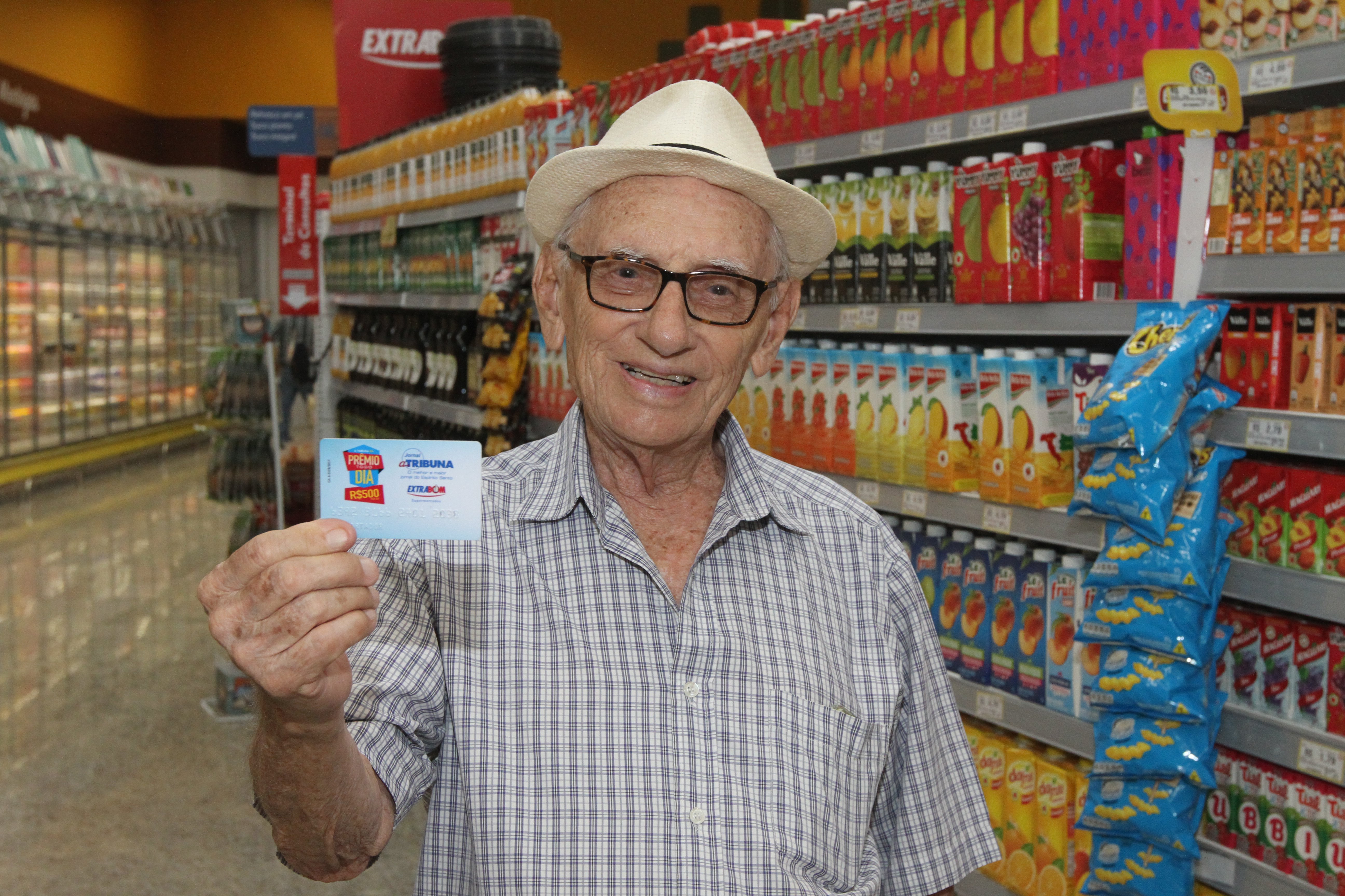 Michel Zouain mostra cartão da promoção Prêmio Todo Dia. (Foto: Rodrigo Gavini/AT)