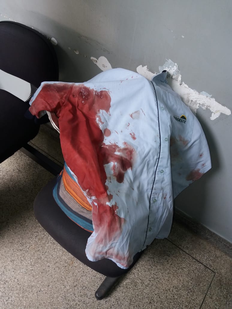 Camisa que motorista usava ficou cheia de sangue após ataque (Foto: Divulgação/ Sindirodoviários)