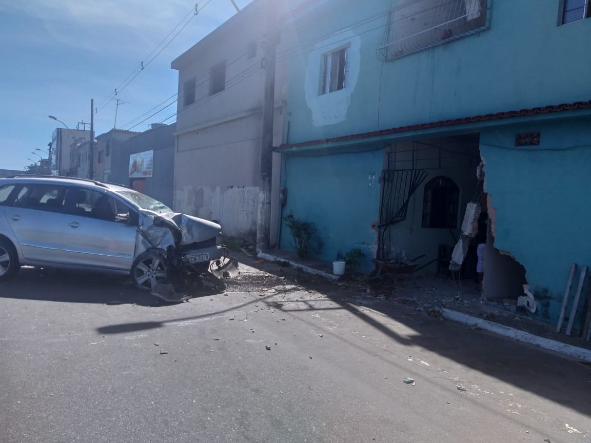 Casa teve um quarto e a garagem parcialmente destruídos (Foto: Simony Giuberti)