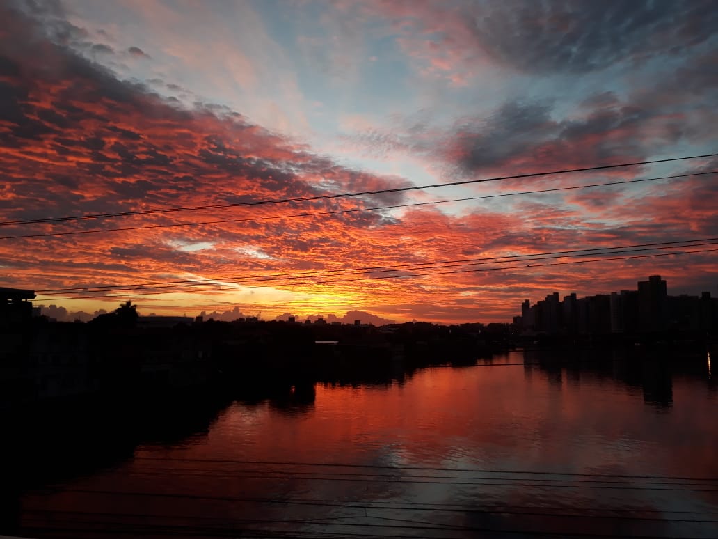 Nascer do sol em Vitória (Foto: Fernando Rodrigues de Carvalho Junior)