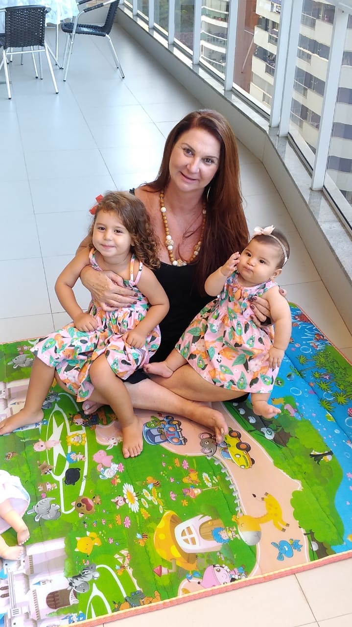 A empresária Ruth e as netas Lara, 3 anos, e Elisa, de 6 meses. (Foto: Acervo pessoal)