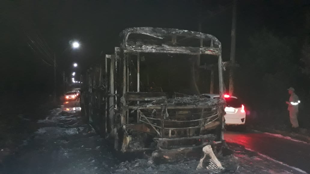 Ônibus foi cercado e incendiado por bandidos no dia 20 de fevereiro . (Foto: Internauta)
