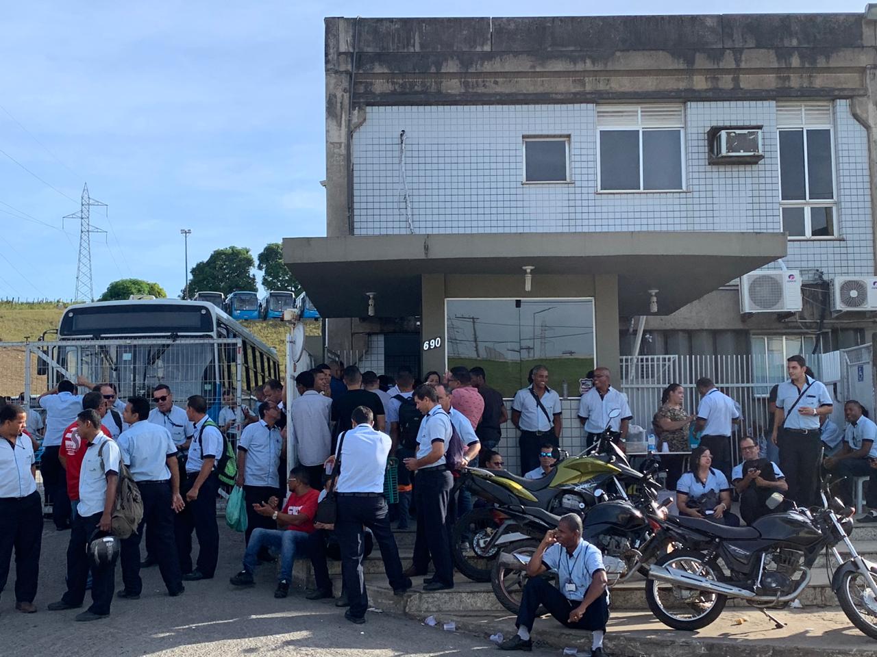 Rodoviários cruzaram os braços e ficaram na frente da garagem da viação Santa Zita. (Foto: Kadidja Fernandes/AT)