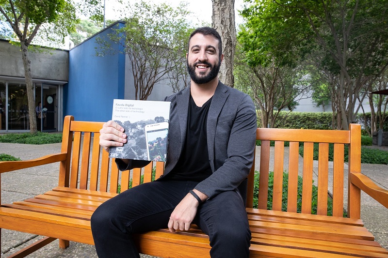 Favela Digital é livro de David Nemer sobre a desigualdade digital que foi realizado há 5 anos em comunidades carentes de Vitória (Foto: Fabio Tito)