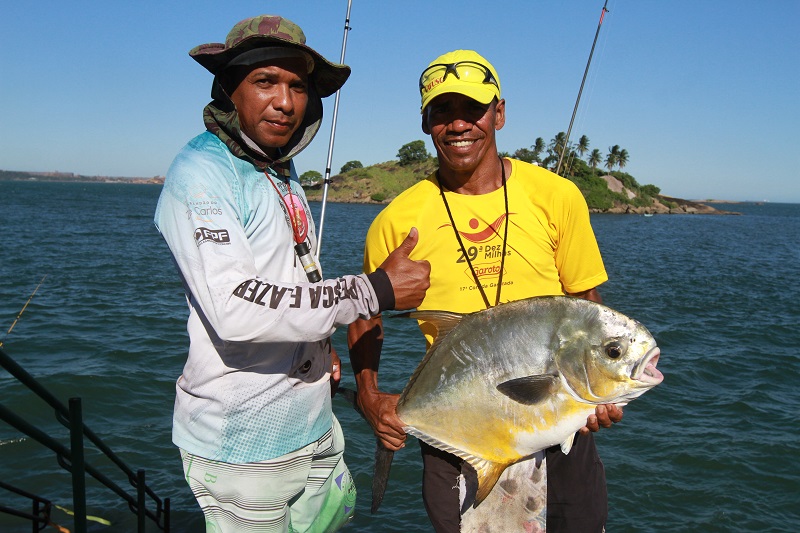 Claydson e o irmão Jackson com samendoara (Foto: Dayana Souza/ AT)