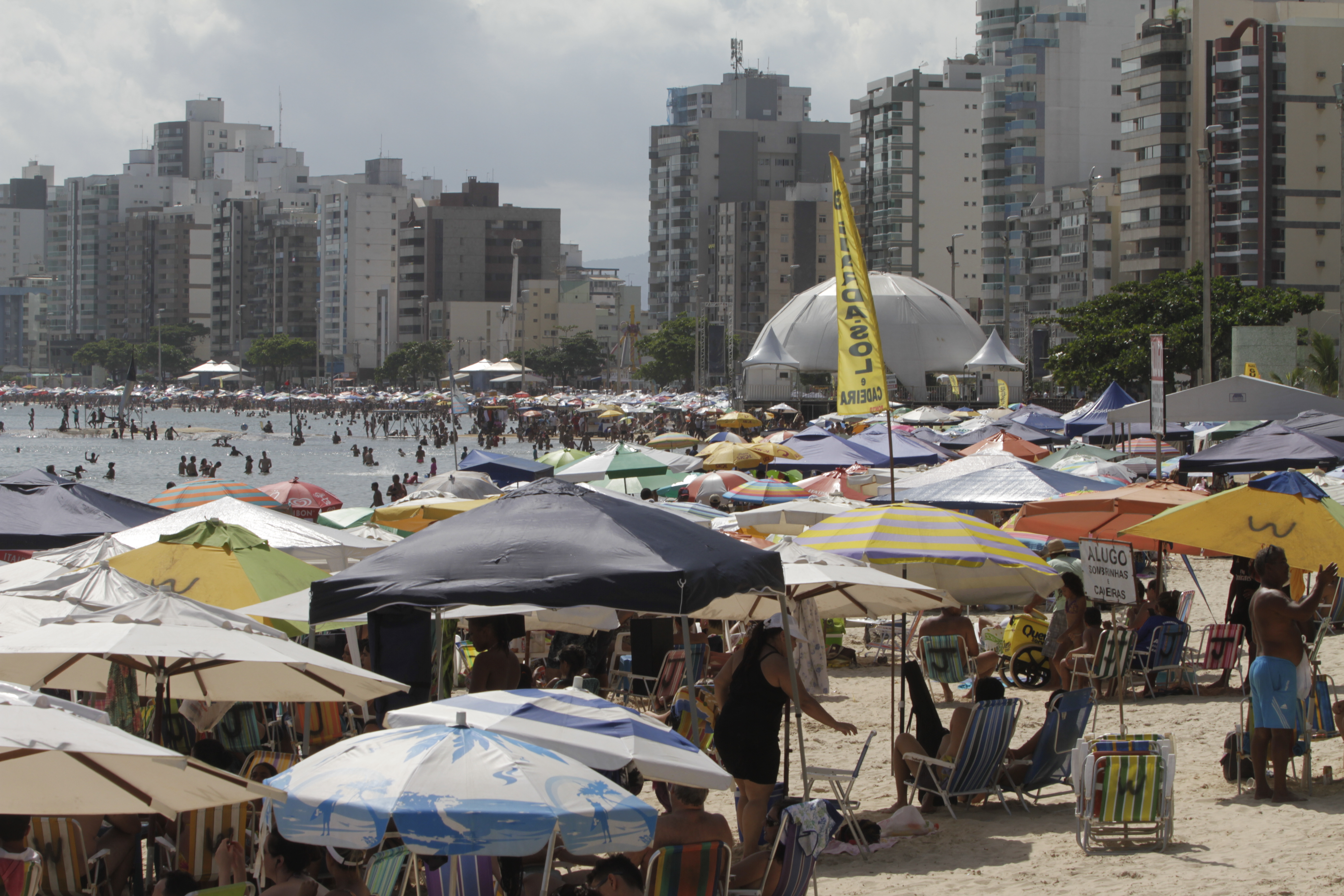 Vista geral da Praia do Morro, em Guarapari (Foto: Rodrigo Gavini/AT)