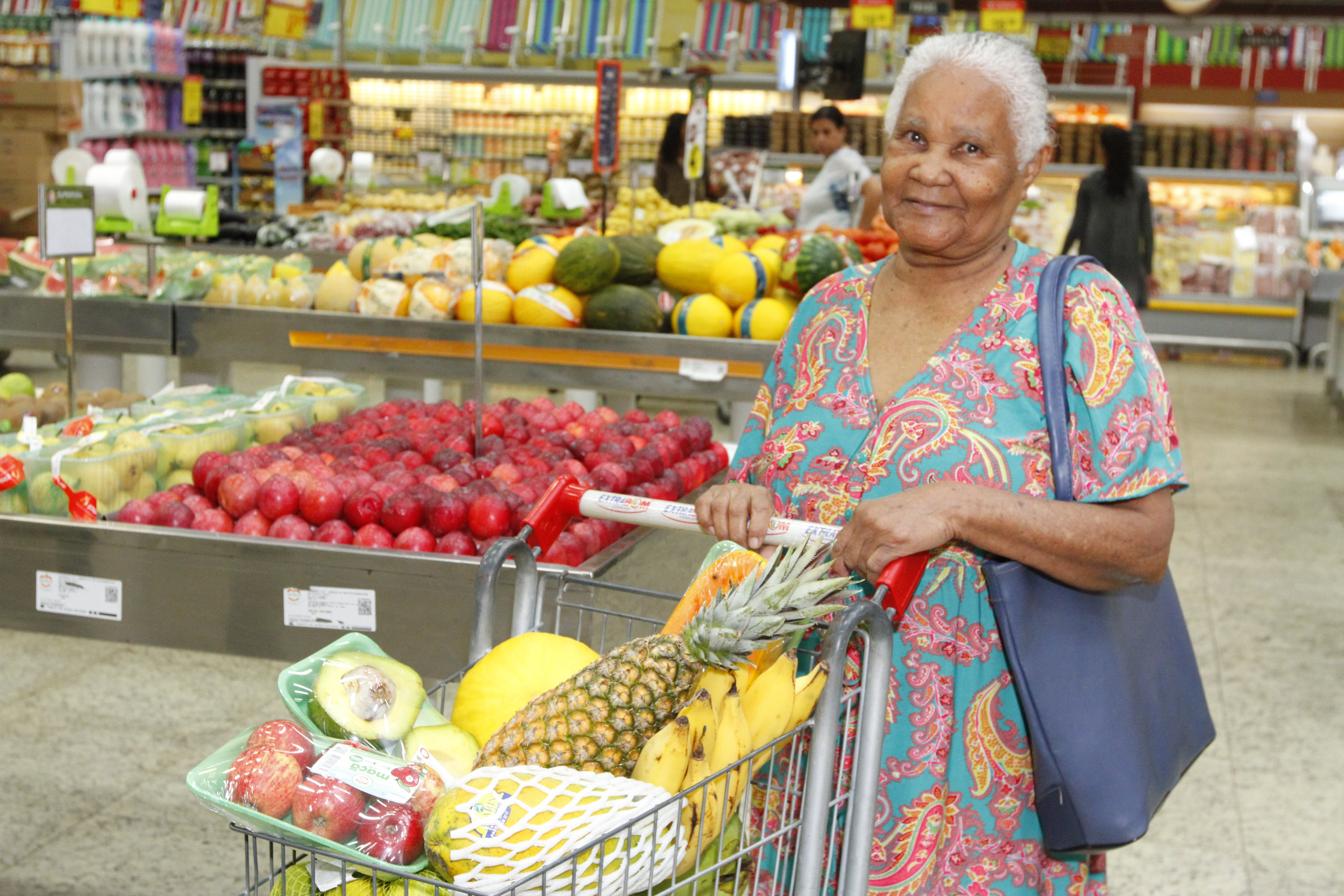 A pensionista Dinah Inácia dos Anjos contou que vai usar o prêmio para fazer a compra do mês. (Foto: Leone Iglesias/AT)