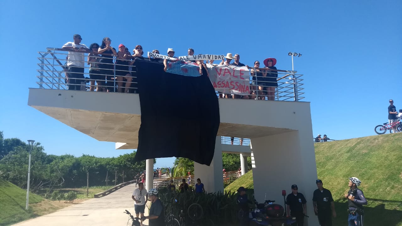 Grupo subiu a passarela e fez um minuto de silêncio (Foto: Fabiana Tostes)
