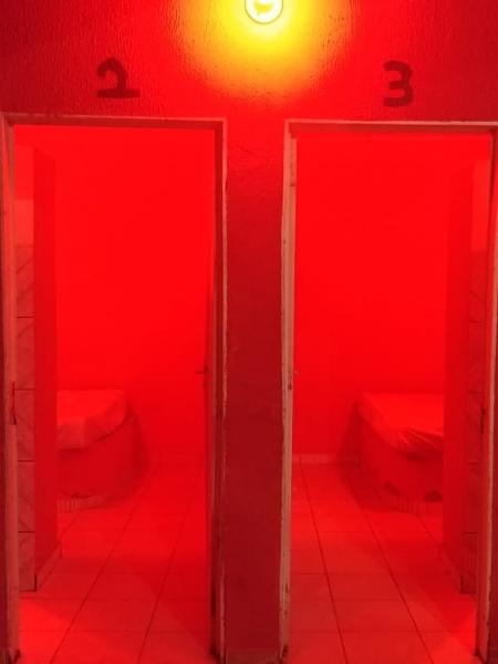Dois dos quartos da casa de prostituição (Foto: Divulgação/Polícia Civil)