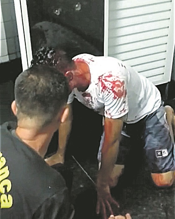 Jovem ficou sujo de sangue após agressão. Segurança prestou socorro (Foto: Divulgação)