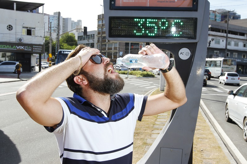 Luciano Gabeira se refrescou com água mineral no calorão, com o termômetro marcando 35 graus (Foto: Leone Iglesias/ AT)