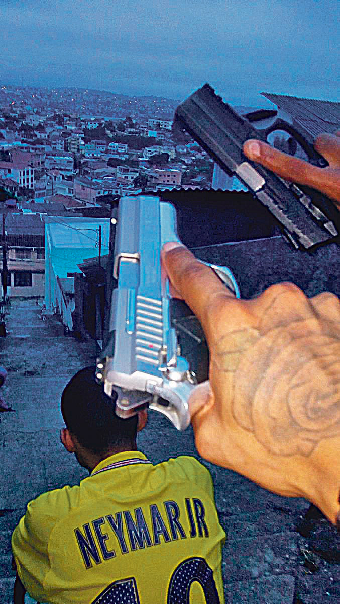 Morro do Cabral em Vitória: soldados do tráfico vigiam entrada do bairro (Foto: Jornal A Tribuna)