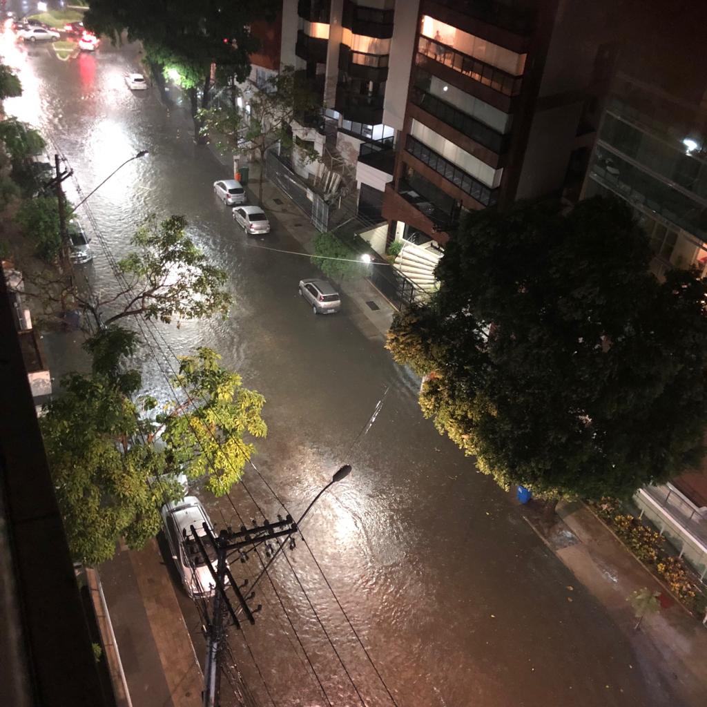 Rua Constante Sodré, na Praia do Canto também já está alagada (Foto: Hélio Mário de Arruda)