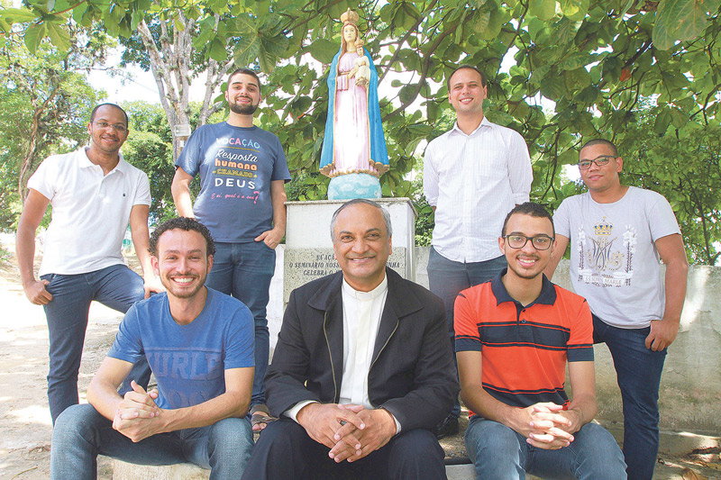 Os jovens Dhyovaine Nascimento, 29, Jardel Martins, 20, Juliano Nascimento, 24, Ruan Coutinho, 28, Jonathan Nascimento, 30, e Ricardo Passamani, 32, são alguns dos seminaristas do Seminário Nossa Senhora da Penha, da Arquidiocese de Vitória, e estão estudando Filosofia e Teologia para seguir a vocação de padres. Eles são coordenados pelo reitor do seminário, o padre Jorge Campos Ramos (Foto: Dayana Souza / AT - 18/02/2019)