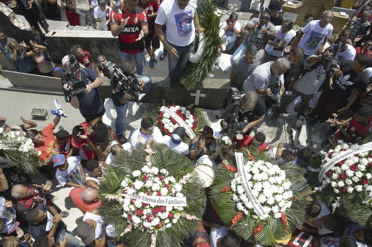 Sepultamento do corpo do goleiro do Flamengo, Christian Esmério, de 15 anos, no Cemitério de Irajá (Foto: Tânia Rêgo/ Agência Brasil)