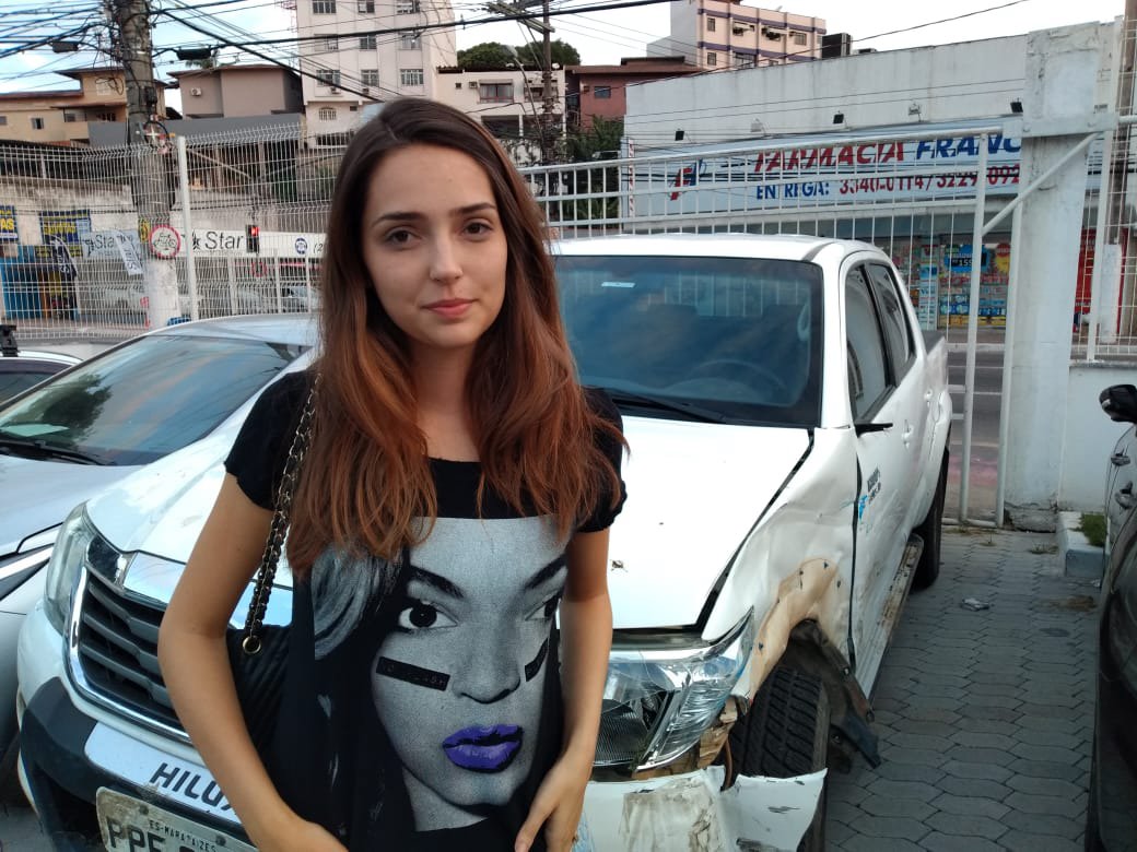 Thaina fopi rendida quando entrava na Hilux do noivo. (Foto: Esthefany Mesquita)