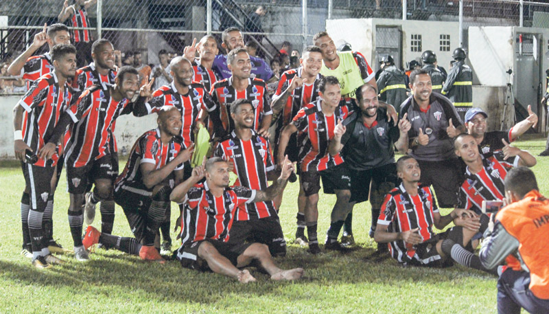 Jogadores do Serra comemoram a classificação na Copa do Brasil (Foto: Rafael Chaves/Serra F.C.)