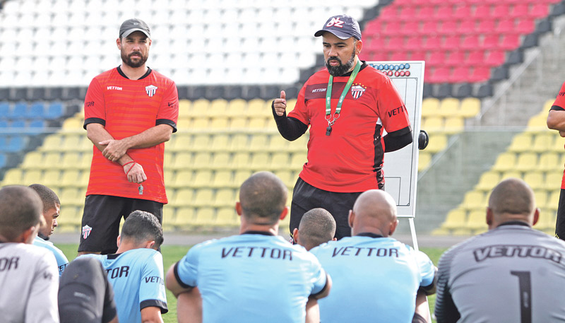 O técnico Cleiton Marcelino conversa com os jogadores do Serra no gramado do Kleber Andrade, estádio que recebe o jogo de hoje contra o Vasco (Foto: Rodrigo Gavini/AT - 20/02/2019)