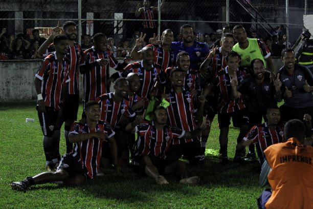 Jogadores do Serra comemoram a classificação histórica (Foto: Rafael Chaves/Serra F.C.)