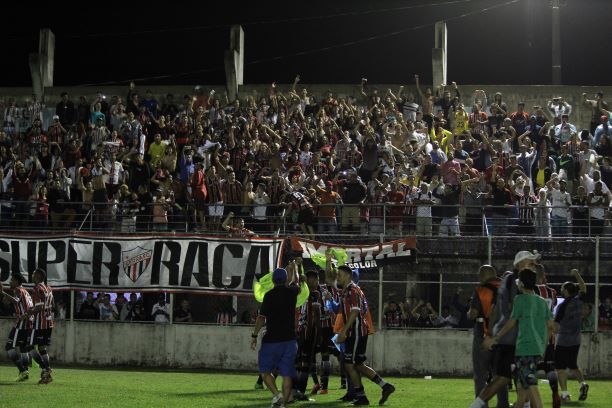 Torcida faz a festa no Robertão (Foto: Rafael Chaves/Serra F.C.)