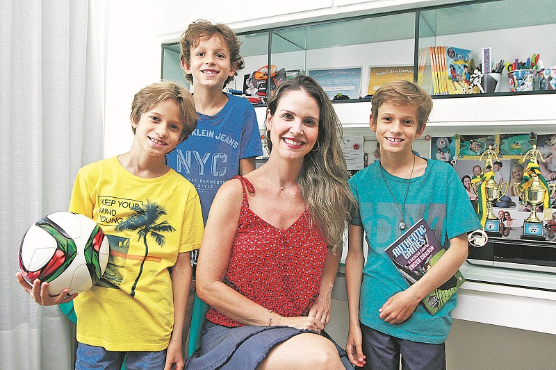 Sintia Flores separou os gêmeos Matheus (com a bola) e Gabriel (com o livro), de 11 anos, na escola, e ainda administrou o “ciuminho dos dois” após a chegada de Davi, de 7 (blusa azul) (Foto: Kadidja Fernandes/AT)