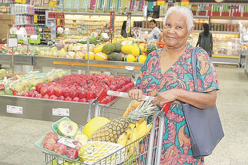 A pensionista Dinah Inácia dos Anjos contou que vai usar o prêmio de R$ 500 para fazer a compra do mês (Foto: Leone Iglesias )