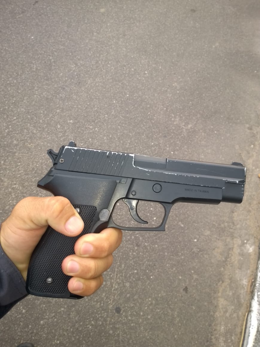 Arma de brinquedo usada pelos suspeitos (Foto: Divulgação/ PMES)
