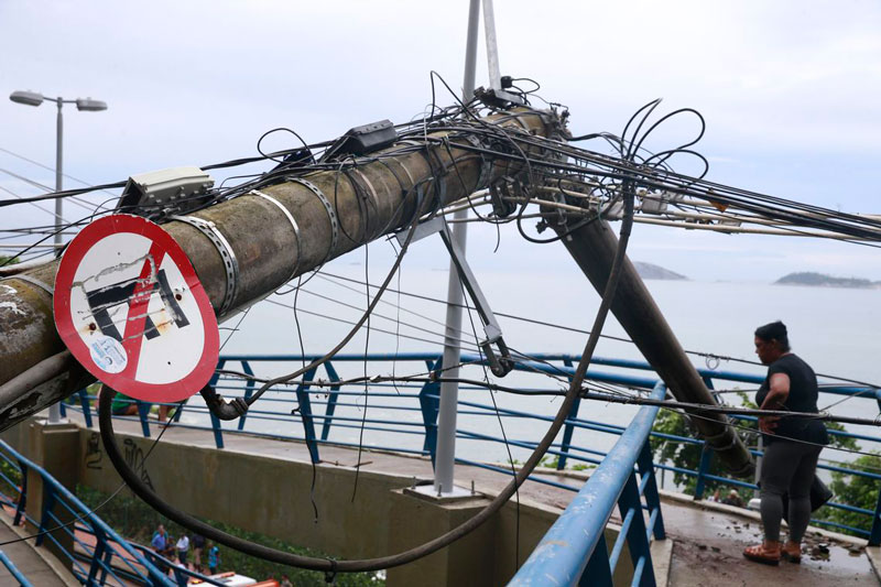 Um poste caiu por conta das fortes chuvas no Rio de Janeiro (Foto: Tânia Rêgo/Agência Brasil)