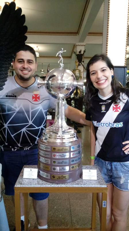 Torcedora posou ao lado da Taça da Libertadores de 1997 (Foto: Divulgação)