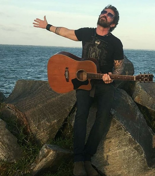 Tuca Fernandes, ex-Jammil e Uma Noites, agita a festa do Bloco Esculhambação (Foto: Felipe Martins/Divulgação/Instagram)