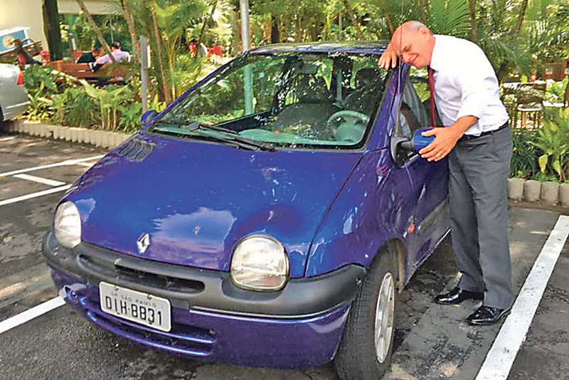 Ricardo Boechat mostra o seu carinho com o Renault Twingo, no estacionamento do Grupo Bandeirantes (Foto: Reprodução/Instagram)