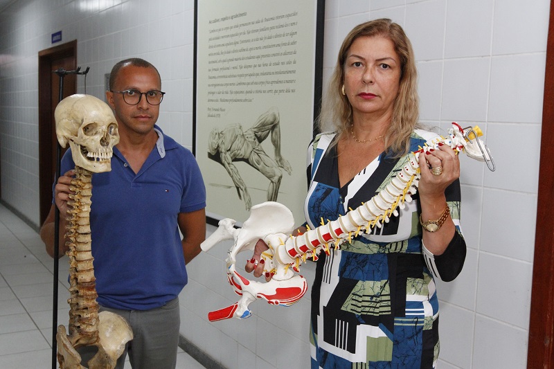 Professor Ricardo Eustáquio e a diretora do Centro de Ciências da Saúde da Ufes, Gláucia Rodrigues, dizem que é preciso melhorar estrutura para as aulas (Foto: Leone Iglesias/ AT)