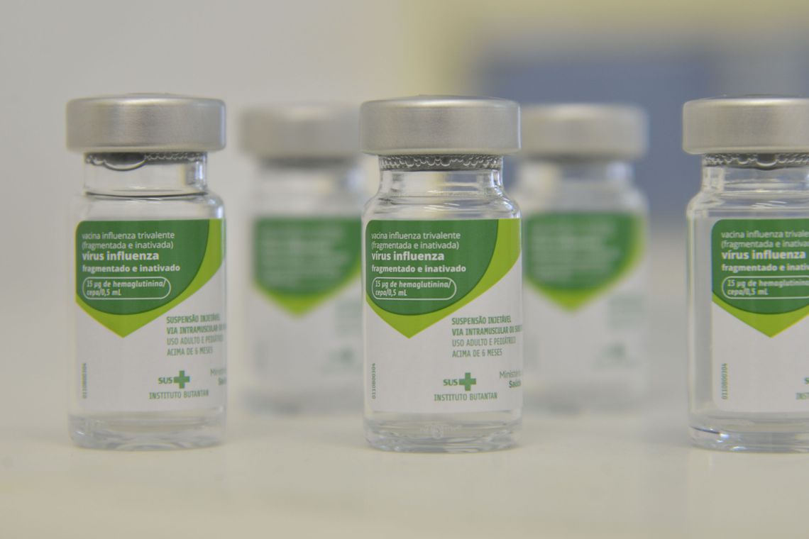 Serão 1 milhão de doses de vacina contra a gripe e 1,7 mil frascos de soro contra picadas de serpente e aranhas (Foto: Rovena Rosa/Agência Brasil)