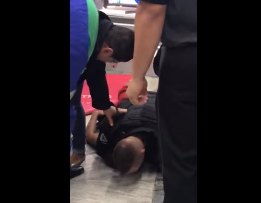 Vídeo gravado por testemunhas mostra Davi Moreira sobre o corpo de Pedro (Foto: Reprodução/ YouTube)