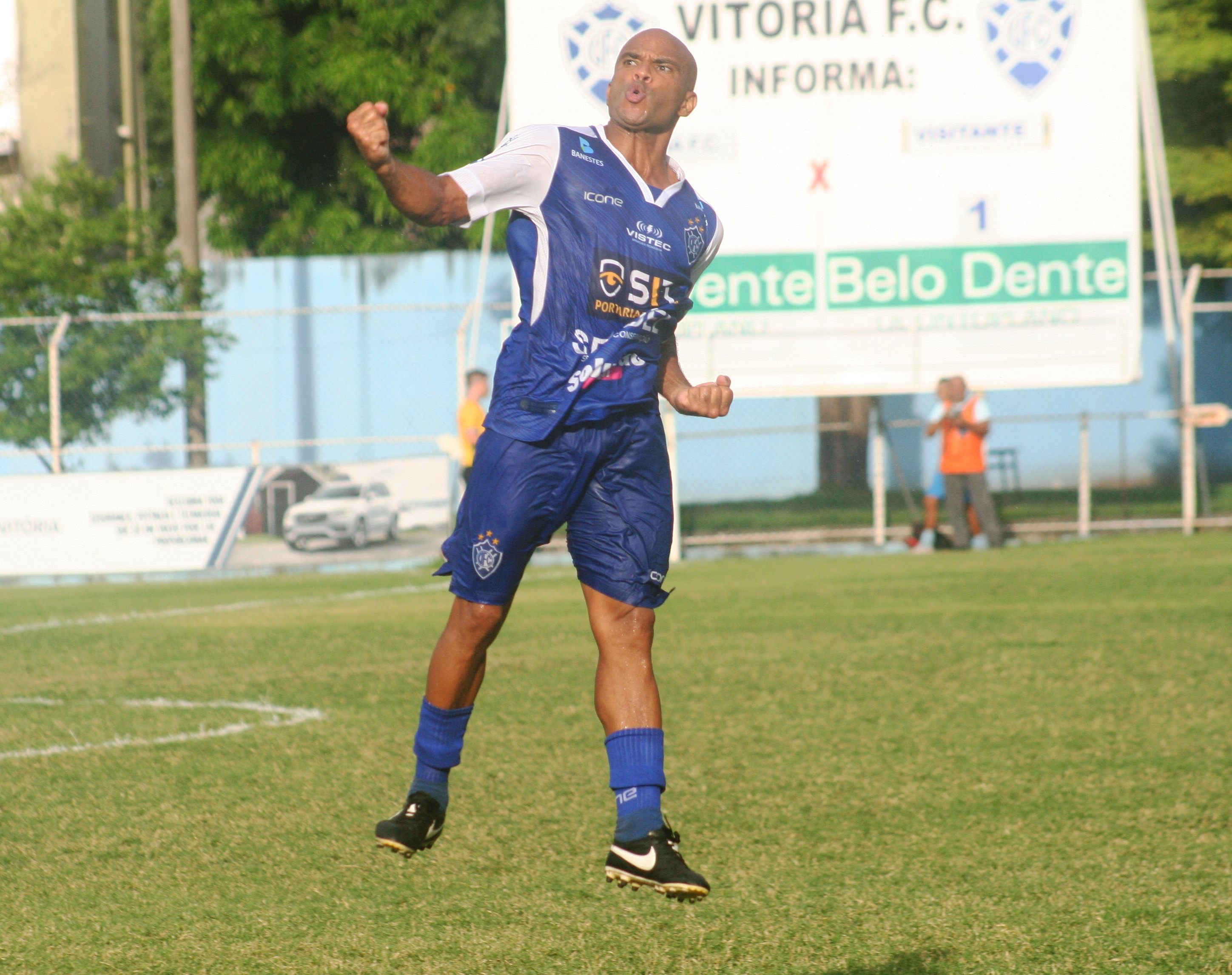 O meia Vitinho fez dois gols na virada do Vitória contra o Estrela neste sábado (16) (Foto: Wagner Chaló)