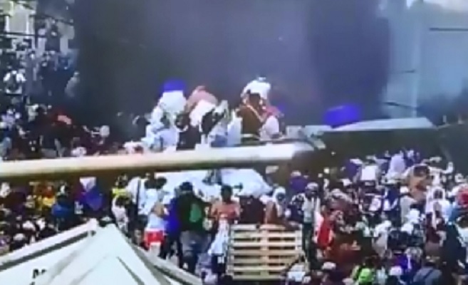 Voluntários tentam salvar carga de ajuda humanitária (Foto: Reprodução / Twitter)