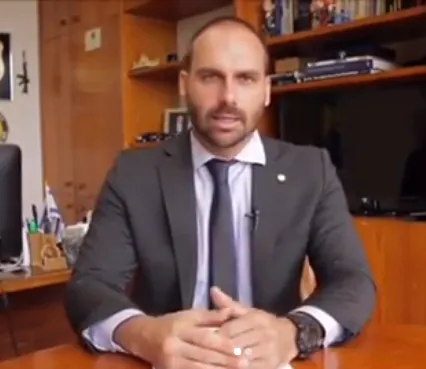 Imagem ilustrativa da imagem Faceboook suspende Eduardo Bolsonaro por 30 dias por postagem ofensiva