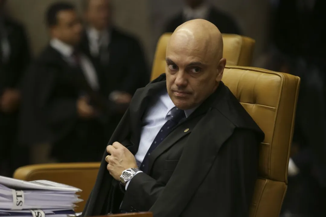 Imagem ilustrativa da imagem Moraes manda bloquear contas de bolsonaristas no Twitter fora do país