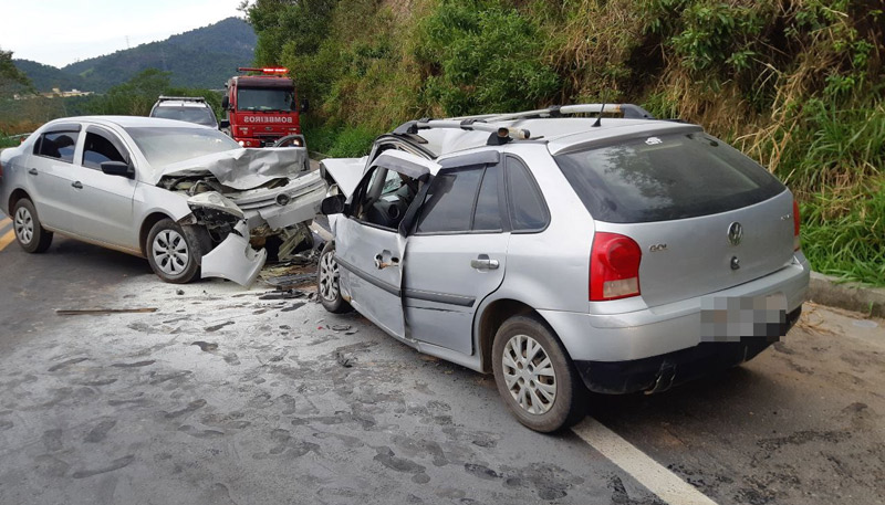 Os dois carros bateram de frente na Rodovia BR-262 (Foto: Divulgação / PRF)