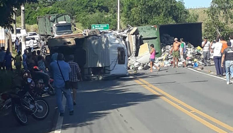 Acidente entre os dois caminhões interditou a rodovia (Foto: Rosângela Ramos Pereira / Compartilhado Via WhatsApp)