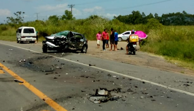 Um dos veículos ficou destruído com o impacto da colisão (Foto: Rodrigo Barbosa Sousa)