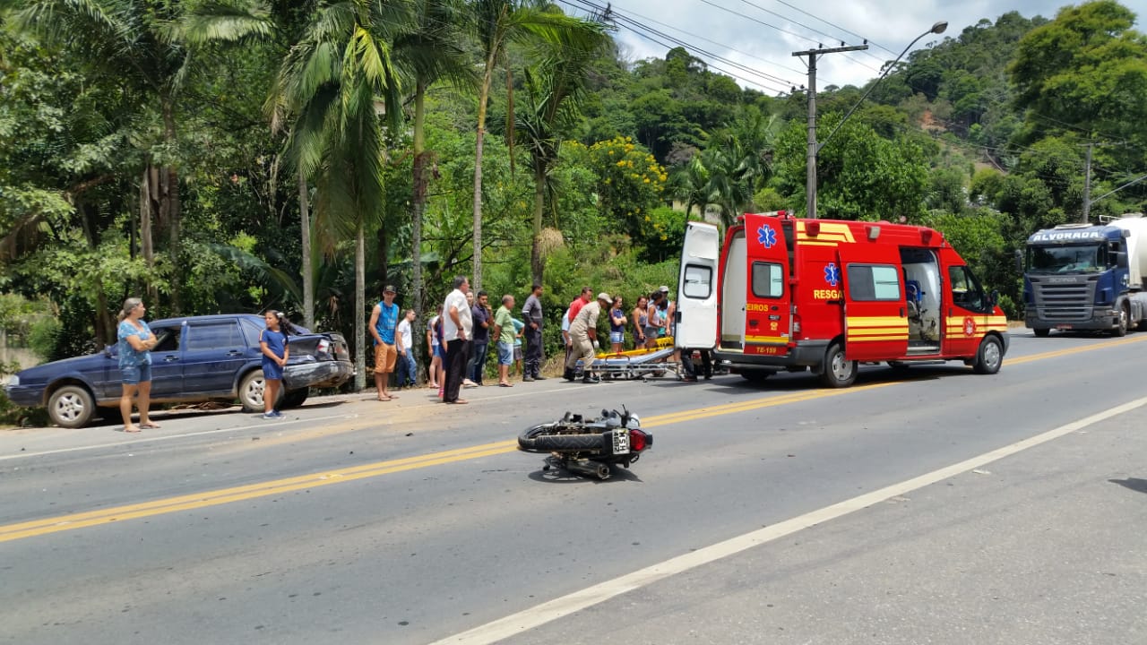 Acidente entre motocicleta e Santana aconteceu no km 7 da BR-262. (Foto: Rael Sérgio)