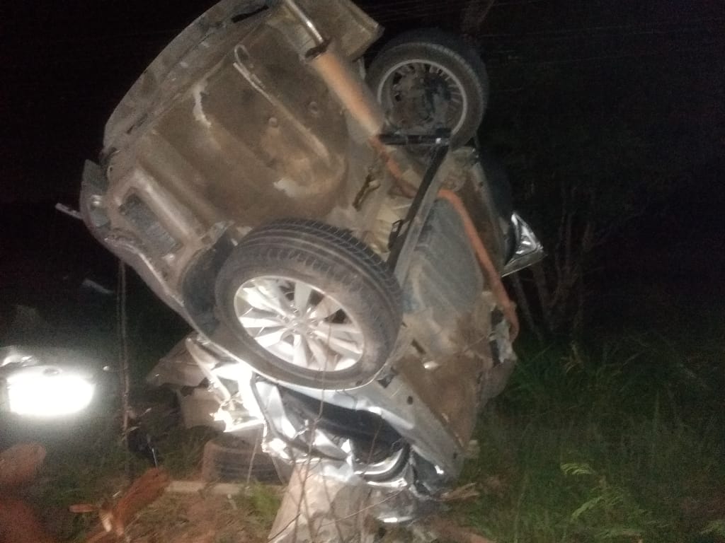 Veículo ficou contorcido após o acidente. (Foto: Internauta)