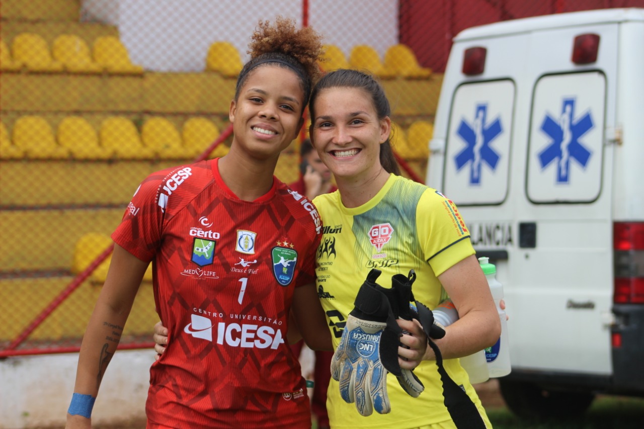 Ex-goleiras do Vila Nova, Adelayne e Karol já se enfrentaram no Brasileiro A1, e a goleira do time paulista levou a melhor (Foto: Acervo pessoal)