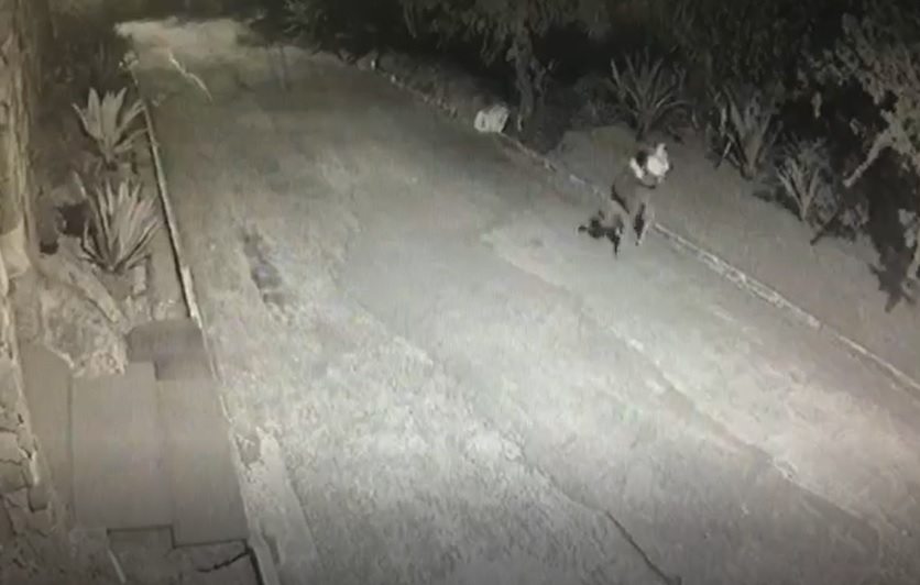 Adolescentes fugiram em direção ao Morro do Moreno após invadirem residência e esfaquearem um idoso de 83 anos. (Foto: Reprodução/Videomonitoramento)