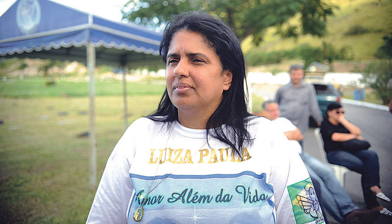 Autora do livro “Meu Anjo Chamado Luiza” que fala sobre sua filha assassinada em Realengo, Adriana Silveira diz que sente que voltou no tempo (Foto: Agência Brasil)