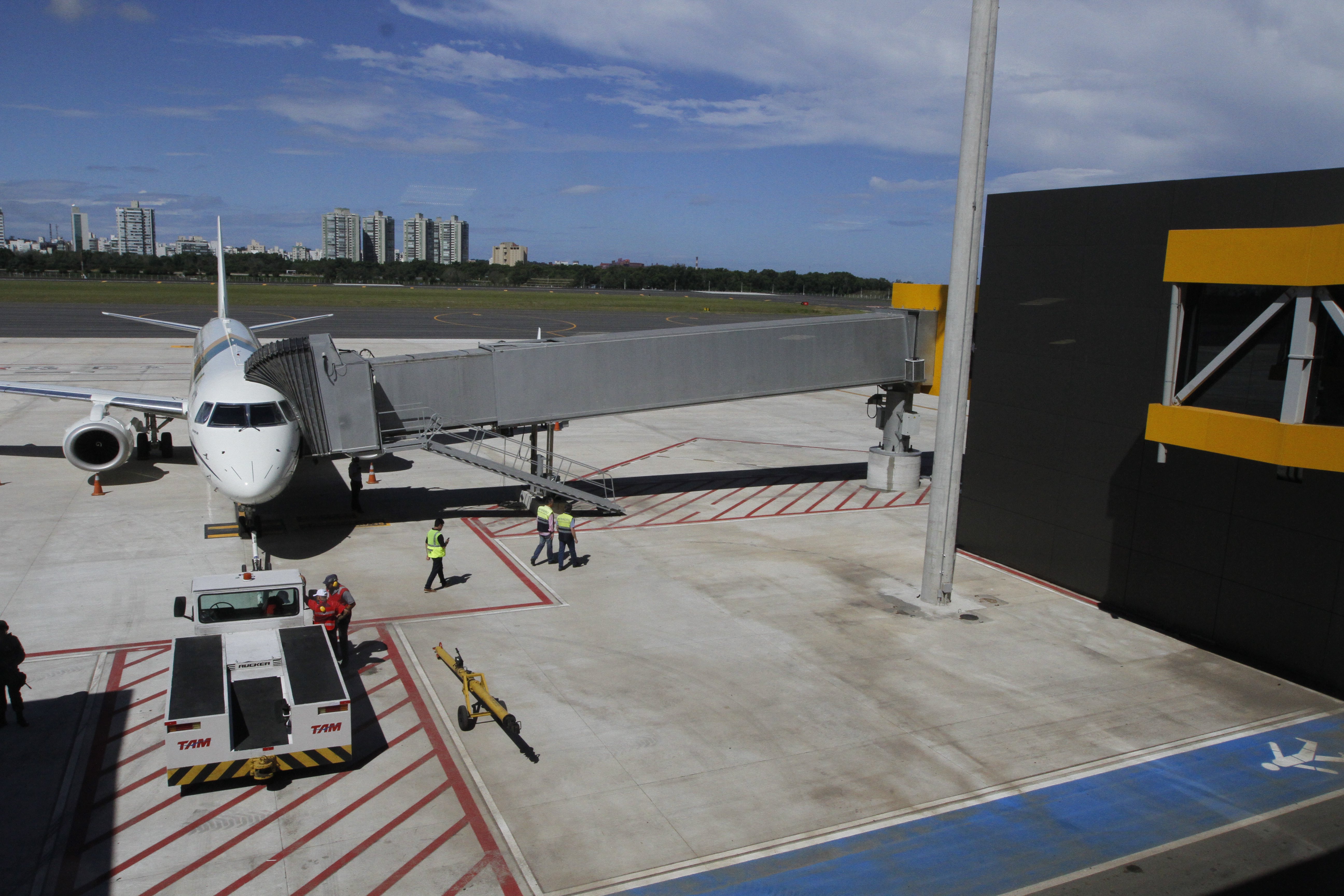 Profissionais trabalham no aeroporto: novos salários podem variar de R$ 3.100 a R$ 13.800. (Foto: Kadidja Fernandes/Arquivo AT 29/03/18)