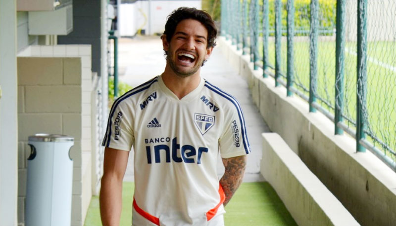 Jogador foi apresentado nesta sexta e já conheceu os companheiros (Foto: Érico Leonan / saopaulofc.net)